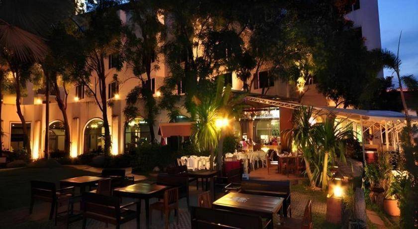 Royal Diamond Hotel Phetchaburi Bagian luar foto